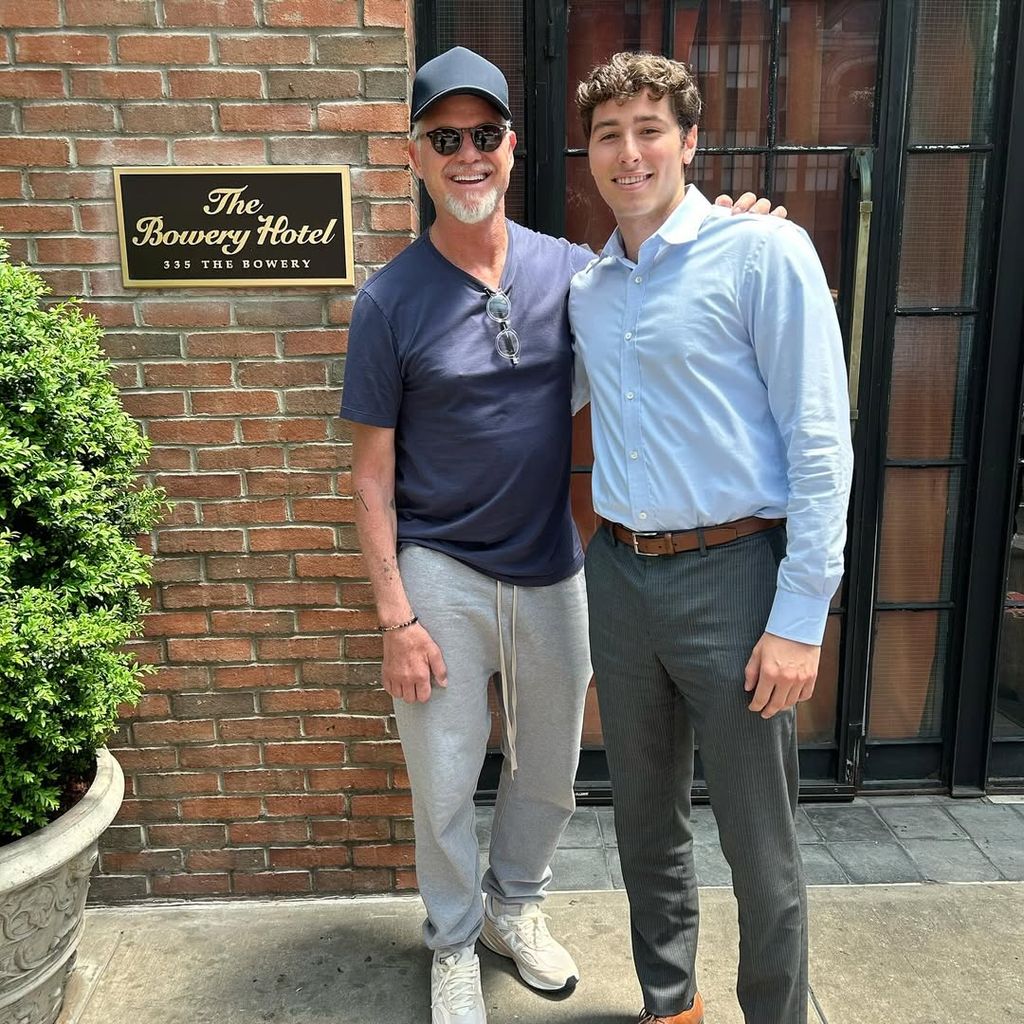 Eric Dane und sein Cousin Bennett Vasquez lachen für ein gemeinsames Foto in 2025