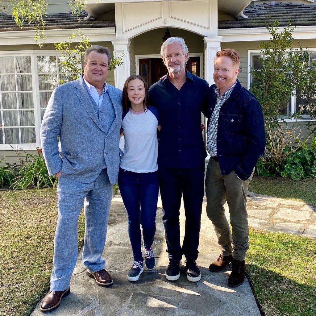 Eric Stonestreet mit seiner Serienfamilie und einem Crew-Mitglied