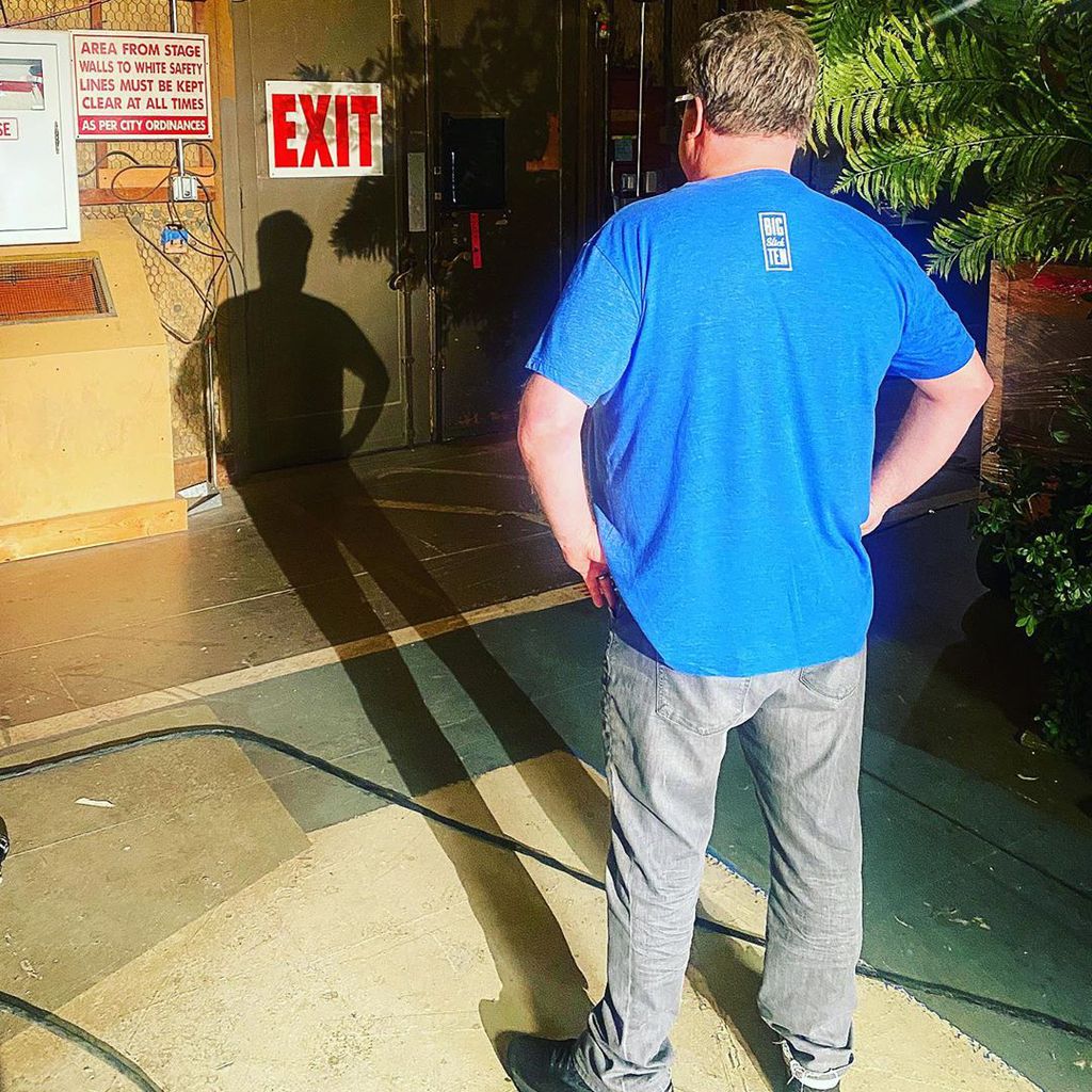 Eric Stonestreet am Set-Eingang von "Modern Family"