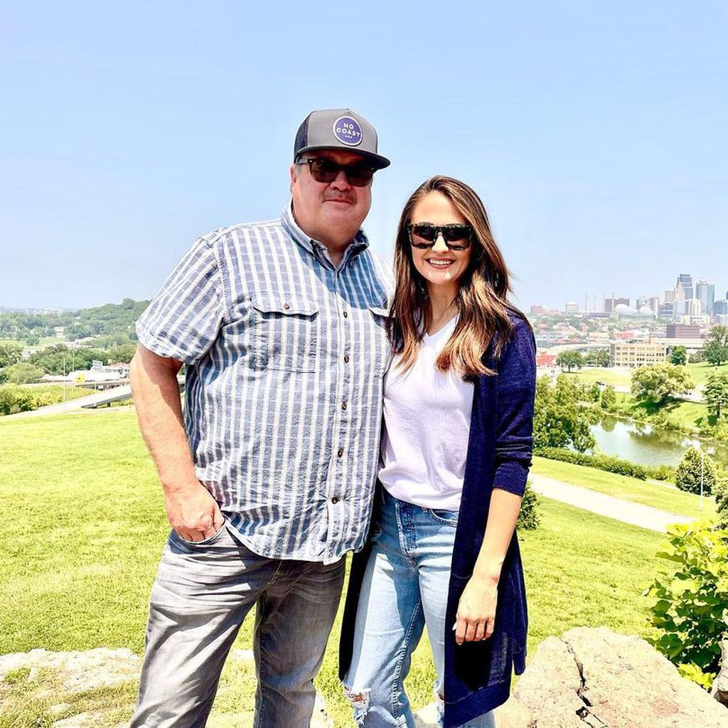 Eric Stonestreet und Lindsay Schweitzer im Juli 2021