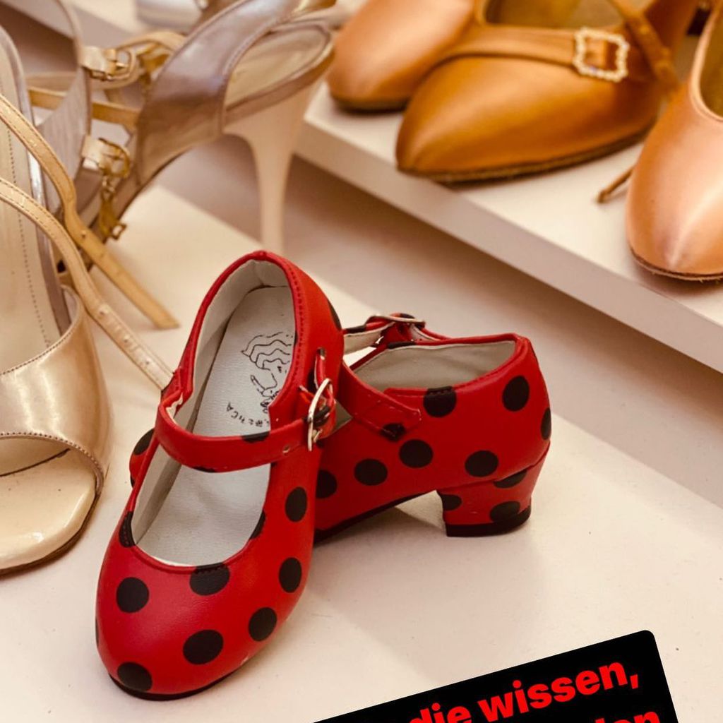 Erich Klann zeigt Tanzschuhe für ein Mädchen