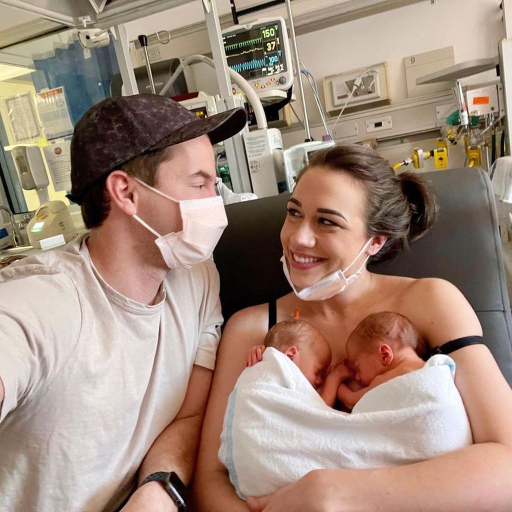 Erik Stocklin, Colleen Ballinger und ihre Zwillinge im November 2021