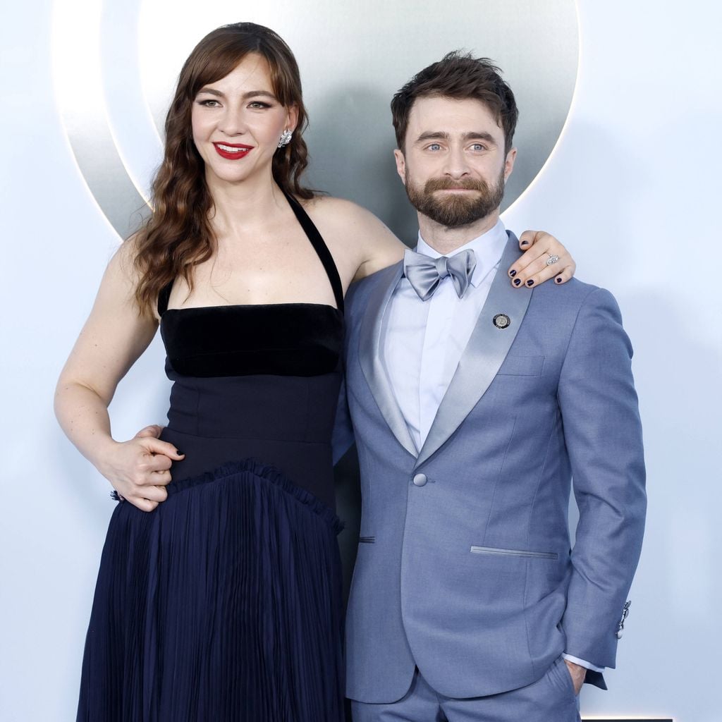 Erin Darke und Daniel Radcliffe auf dem roten Teppich bei den Tony Awards 2026 in New York City