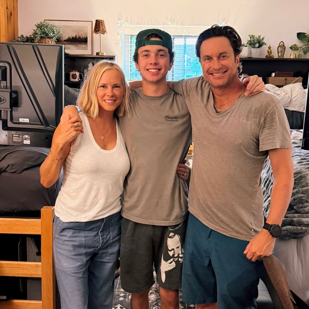 Erinn Barlett und Oliver Hudson mit Sohn Wilder in seinem Zimmer des Studentenwohnheims.
