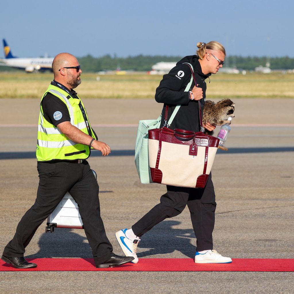Erling Braut Haaland trifft mit Norwegens Nationalteam am Flughafen Oslo-Gardermoen ein, nach dem Viertelfinal-Aus gegen England