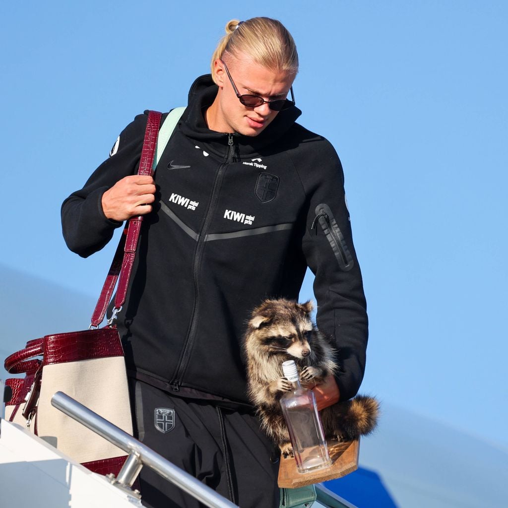 Erling Braut Haaland kommt mit der Nationalmannschaft am Flughafen Oslo an