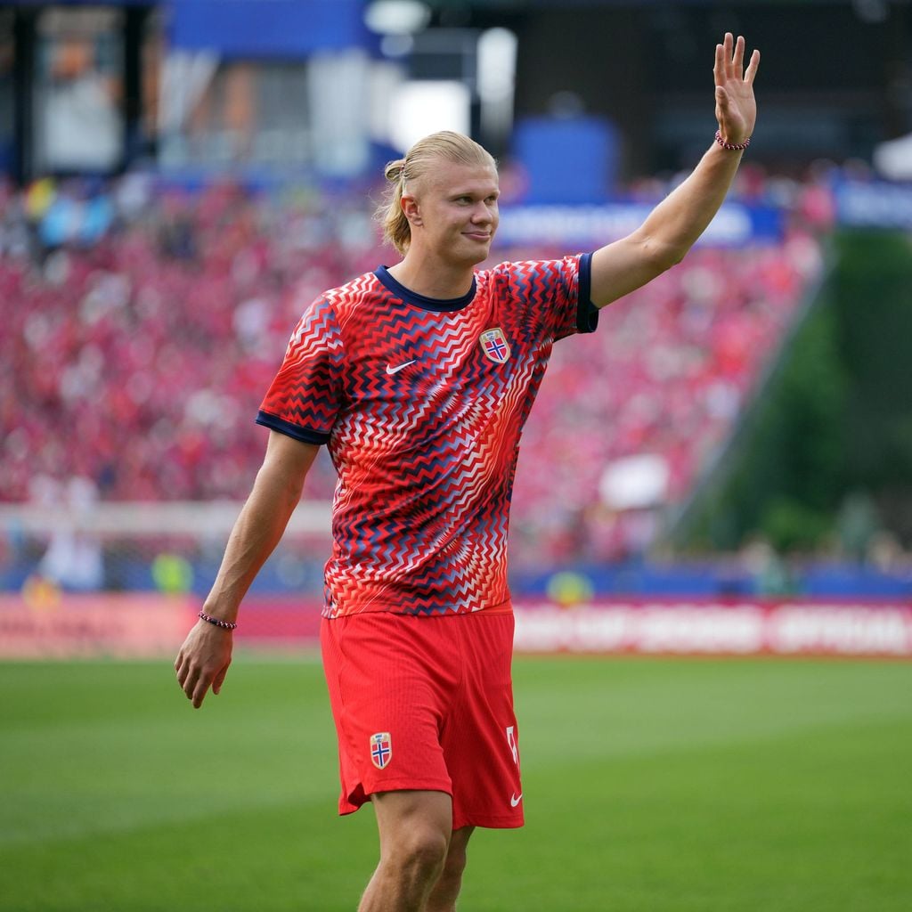 Norwegens Erling Haaland grüßt die Fans vor dem Gruppenspiel gegen Frankreich bei der WM 2026 in Boston