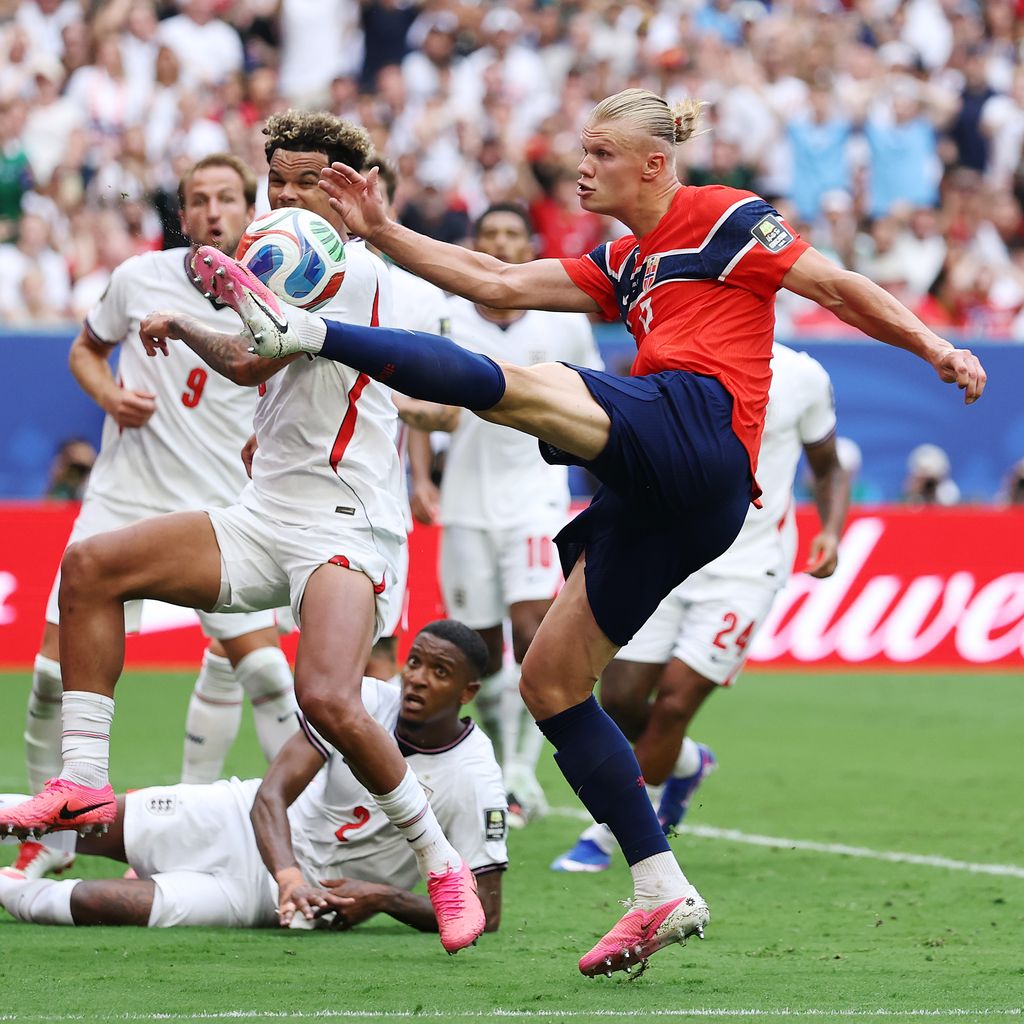 Erling Haaland verpasst gegen Nico O'Reilly eine Großchance im WM-Viertelfinale Norwegen gegen England in Miami Gardens