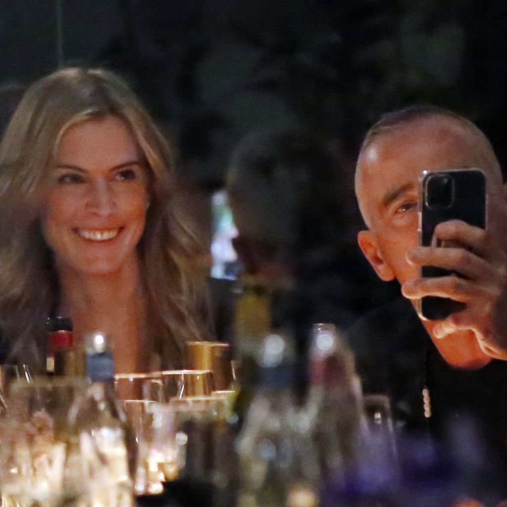 Eros Ramazzotti und seine Begleitung im April 2022