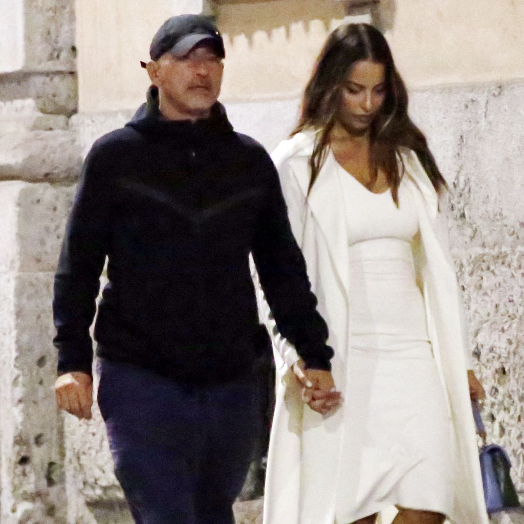 Eros Ramazzotti mit einer unbekannten Dame im Oktober 2022 in Mailand