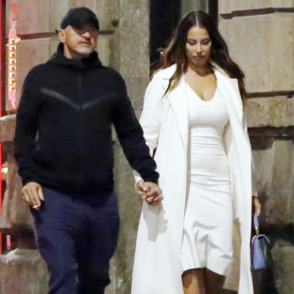 Eros Ramazzotti mit einer unbekannten Dame im Oktober 2022 in Mailand