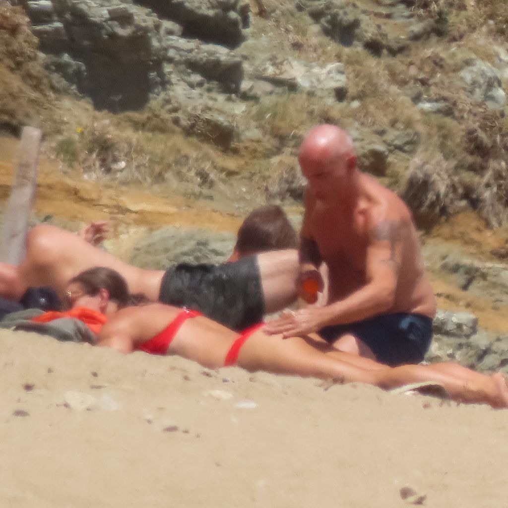 Eros Ramazzotti mit einer Unbekannten im Juli 2022