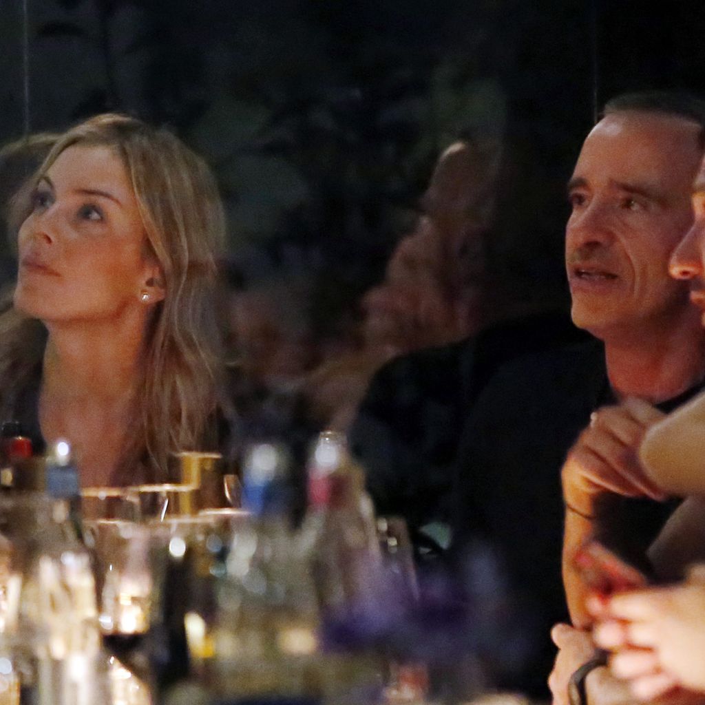 Eros Ramazzotti mit Unbekannten in Mailand