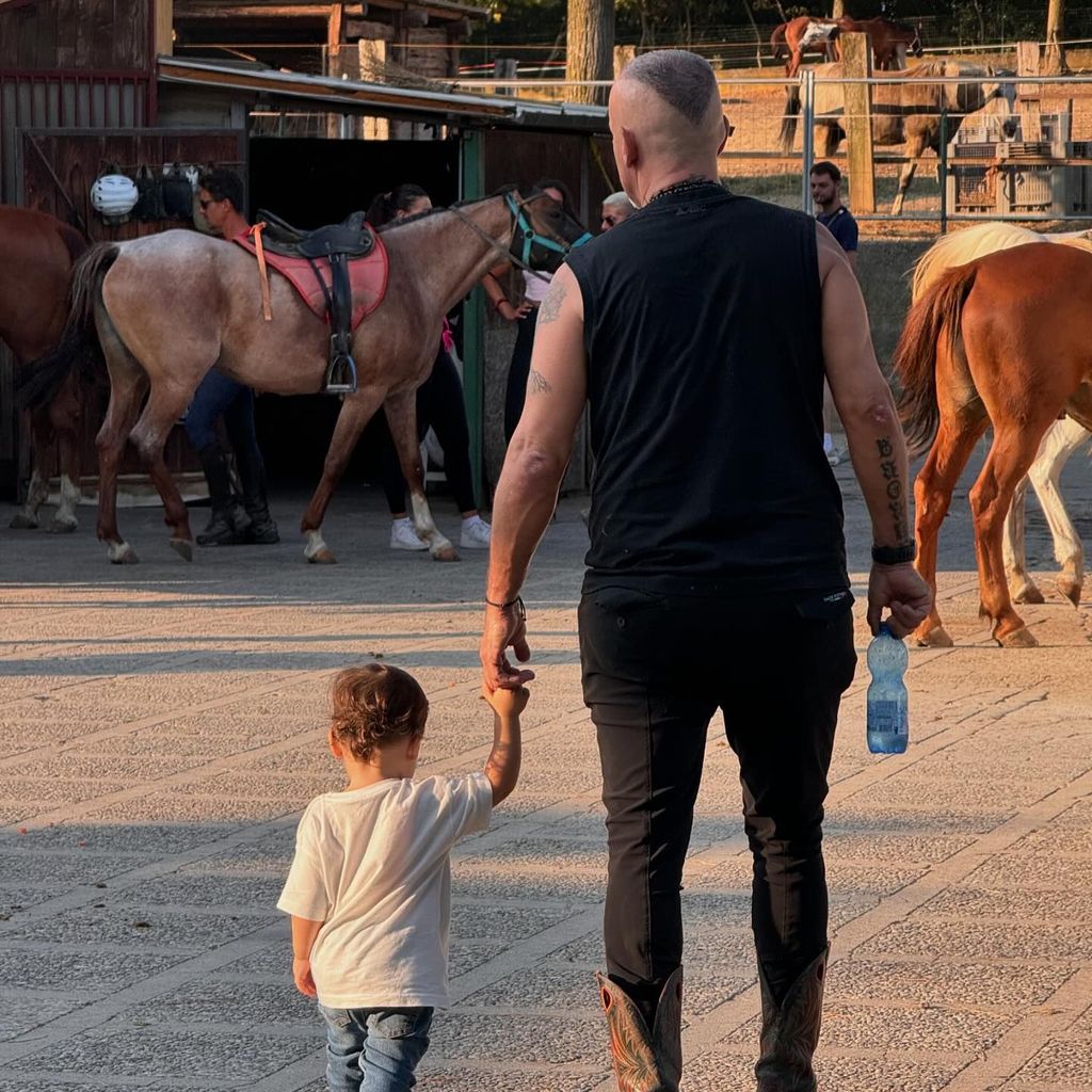 Eros Ramazzotti mit seinem Enkel Cesare, August 2024