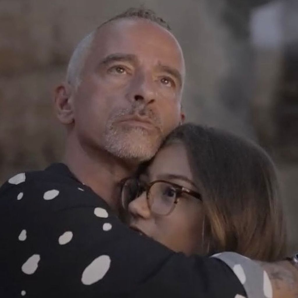 Eros Ramazzotti und seine Tochter Raffaela umarmen sich