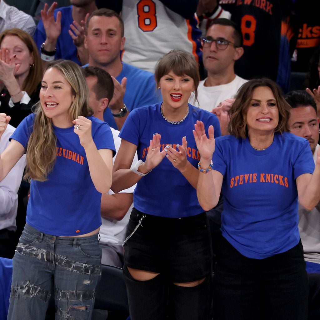 Este Haim, Taylor Swift und Mariska Hargitay feuern die New York Knicks in den NBA Finals im Madison Square Garden an