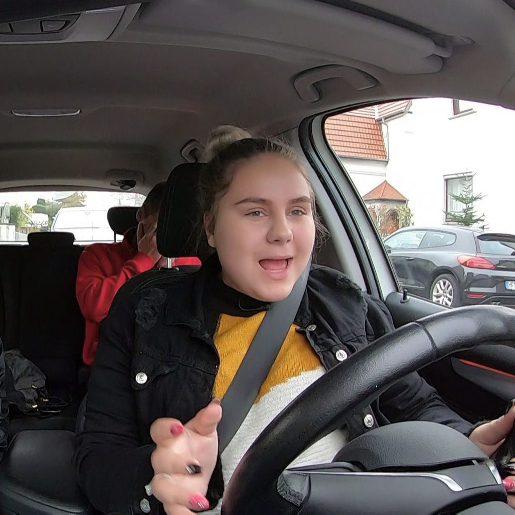Estefania Wollny in der Fahrschule