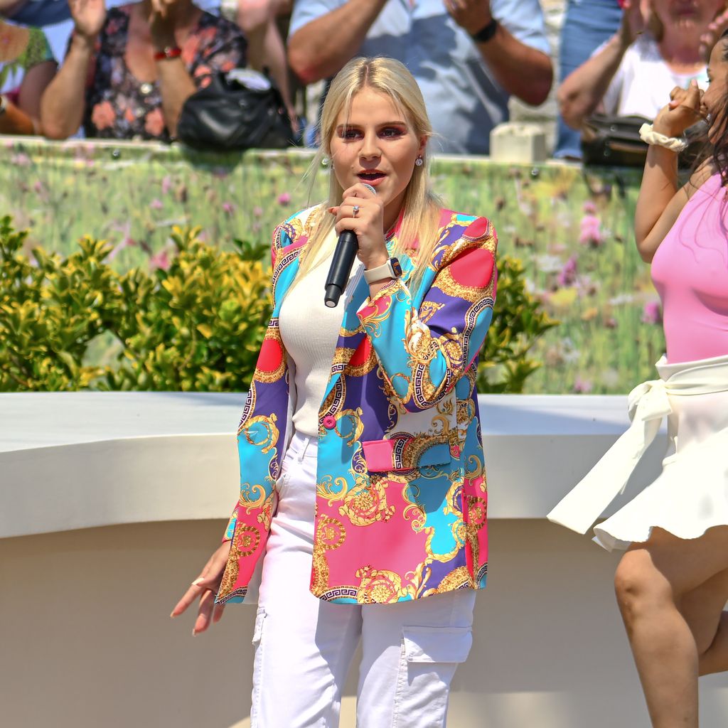 Estefania Wollny während ihres Auftritts im Fernsehgarten