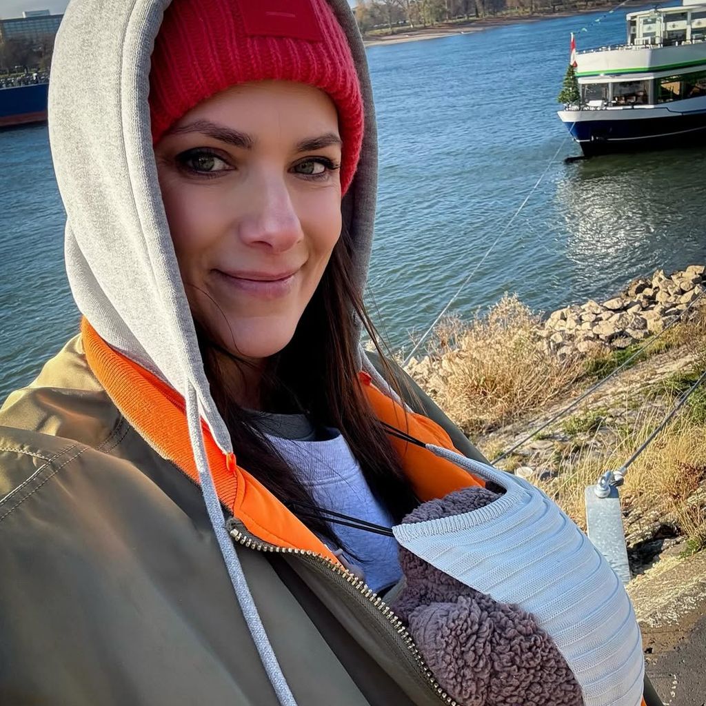 Esther Sedlaczek und ihr neugeborener Sohn, November 2025