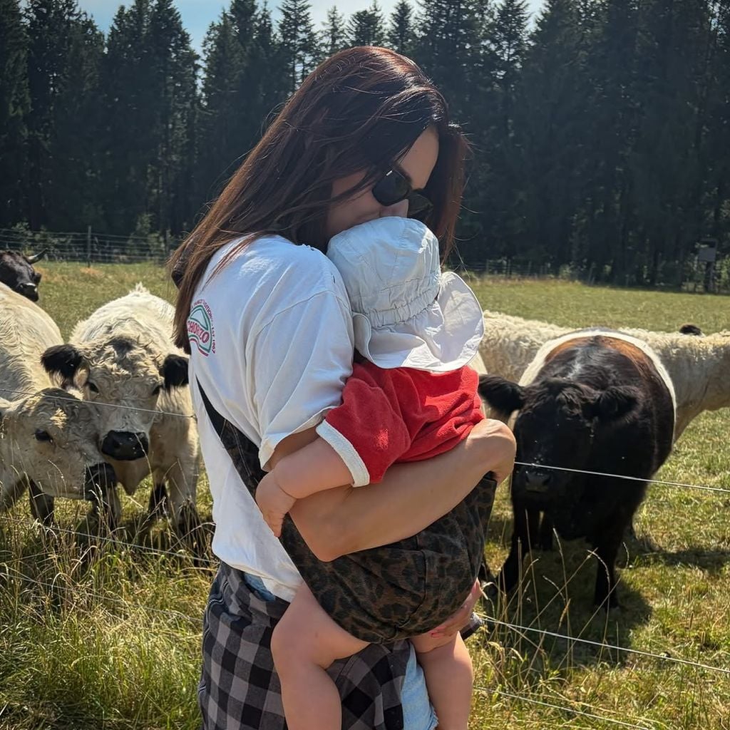 Esther Sedlaczek mit ihrem Kind