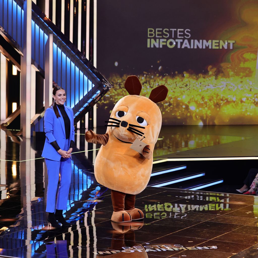 Esther Sedlaczek und die Maus beim Deutschen Fernsehpreis 2024