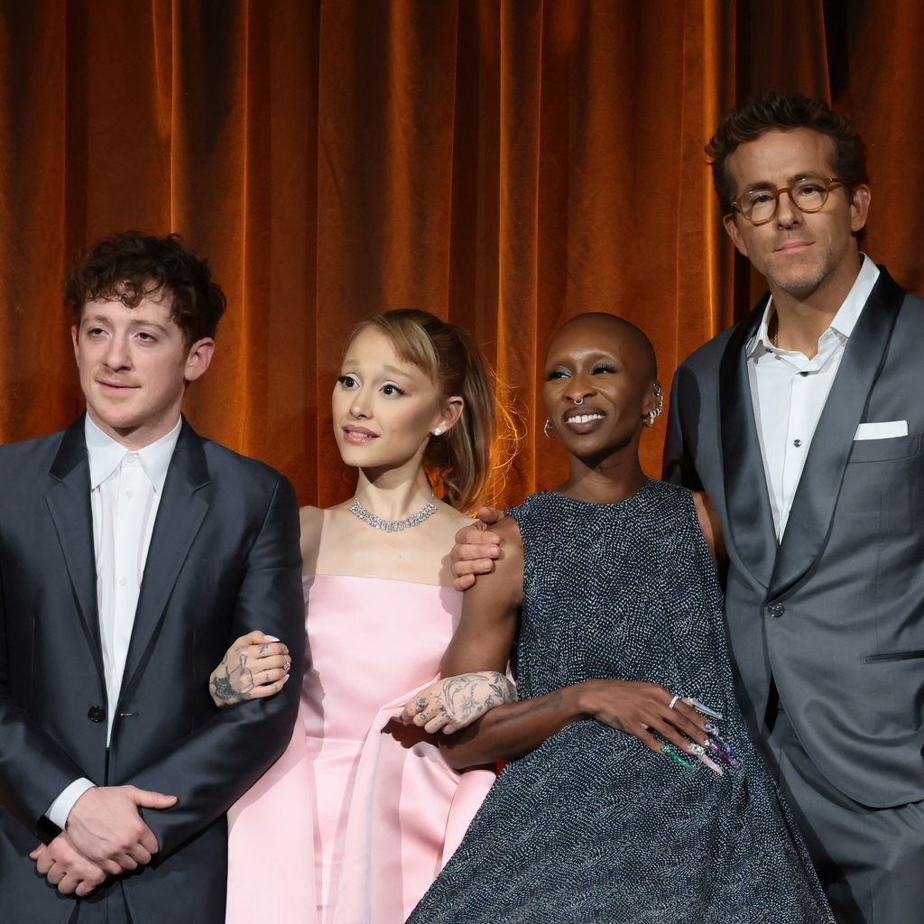 Ethan Slater, Ariana Grande, Cynthia Erivo und Ryan Reynolds bei den National Board of Review Awards