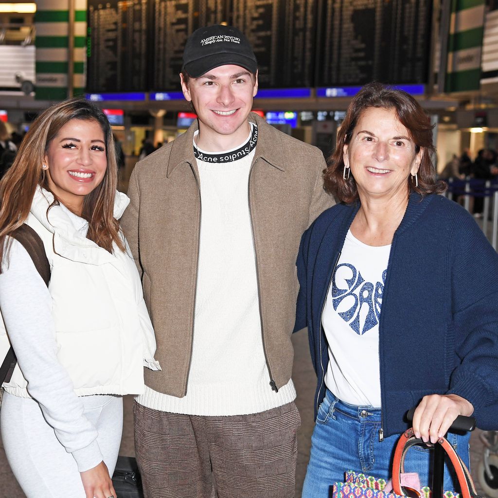 Eva Benetatou, Max Suhr und Claudia Obert am Frankfurter Flughafen vor dem Abflug ins Dschungelcamp