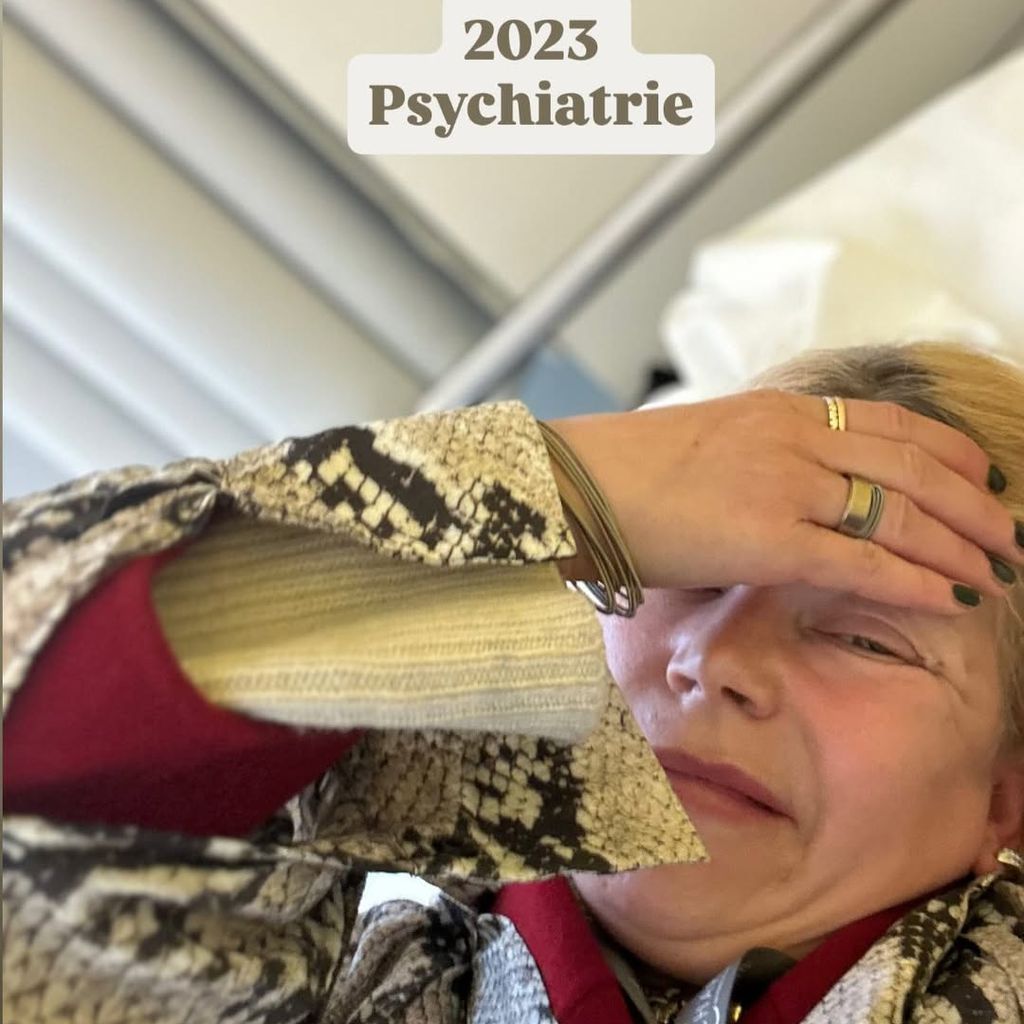 Eva Imhof zeigt ein Bild aus 2023 in der Psychiatrie