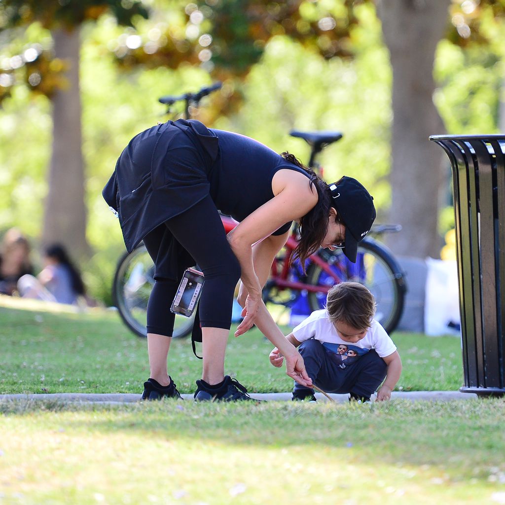 Eva Longoria mit ihrem Sohn Santiago im Park