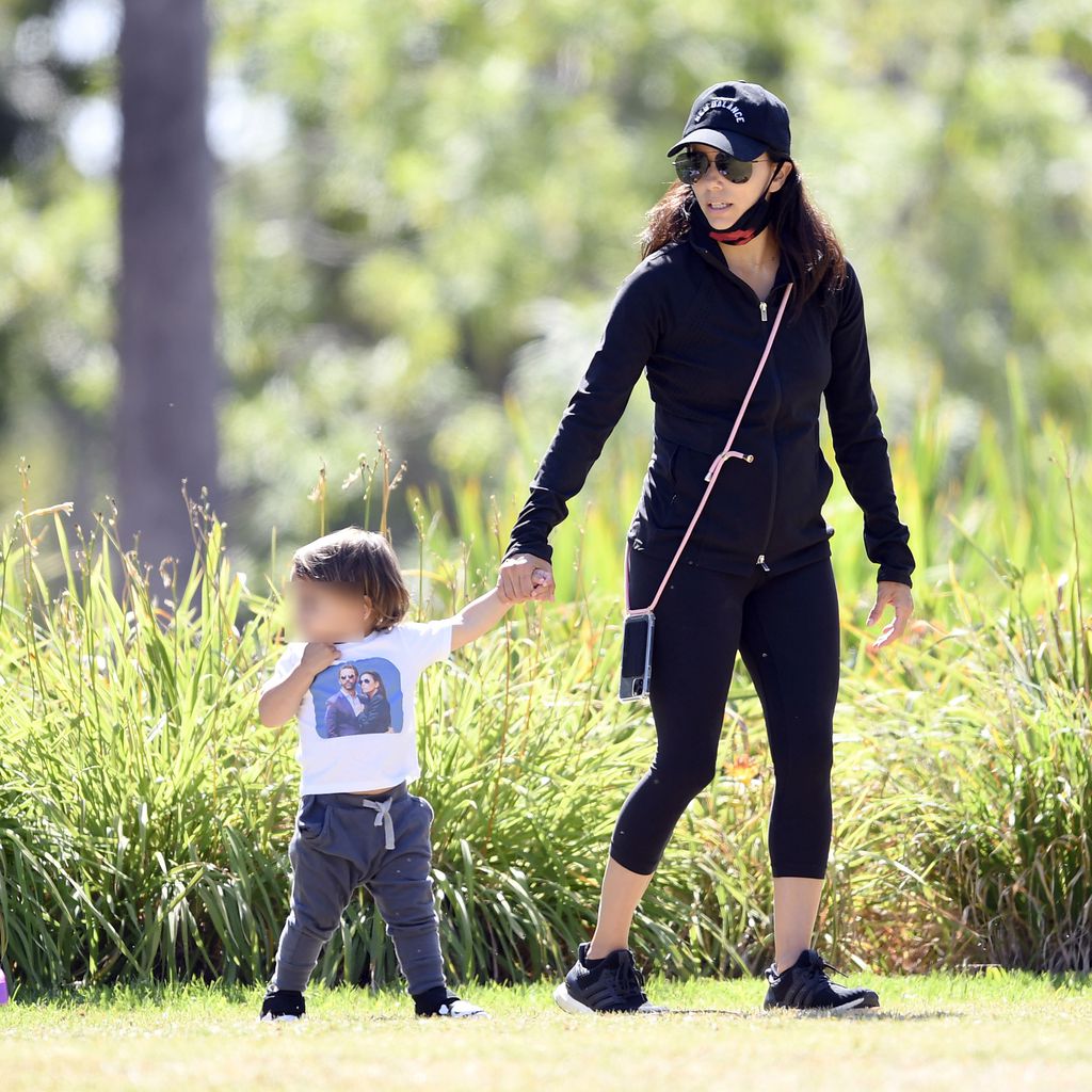 Eva Longoria mit ihrem Sohn Santiago im Park