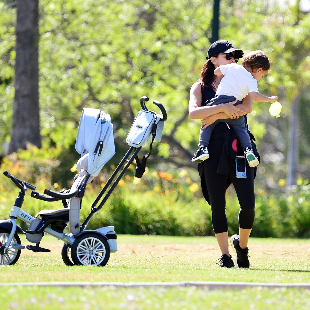 Eva Longoria mit ihrem Sohn Santiago im Park