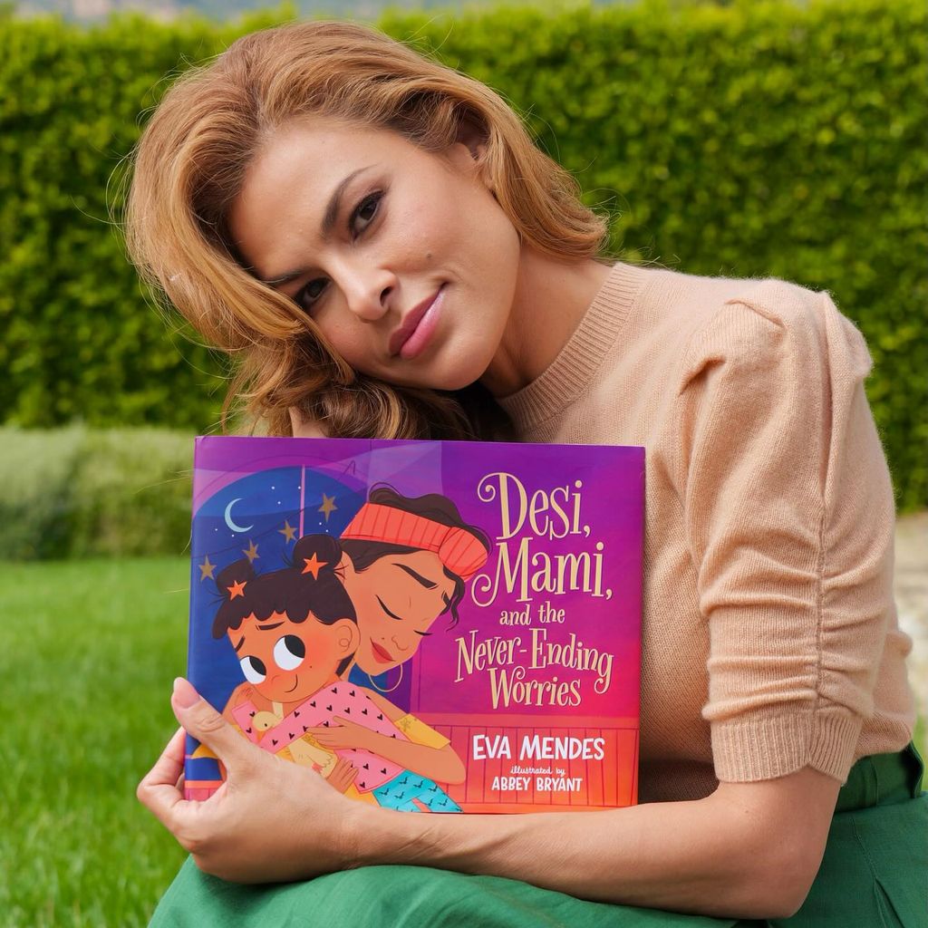 Eva Mendes mit ihrem Buch "Desi, Mami, and the Never-Ending Worries"