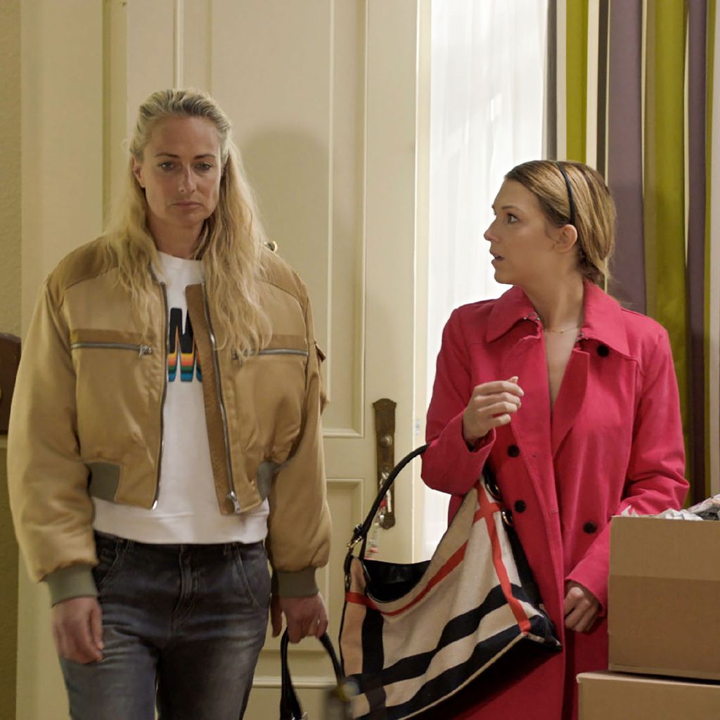 Eva Mona Rodekirchen (spielt Maren) und Iris Mareike Steen (spielt Lilly) in einer GZSZ-Szene