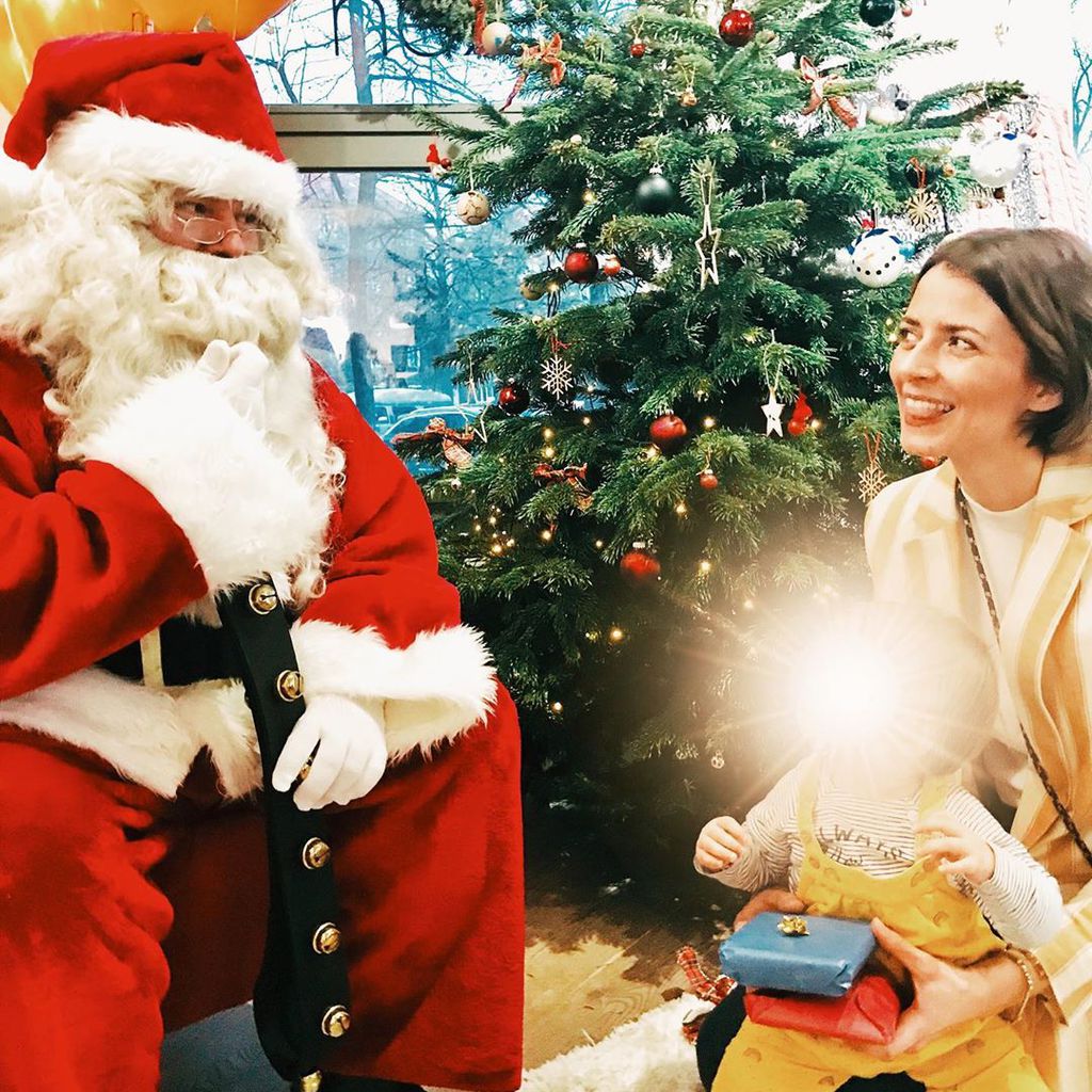 Eva Padberg mit ihrer Tochter beim Weihnachtsmann