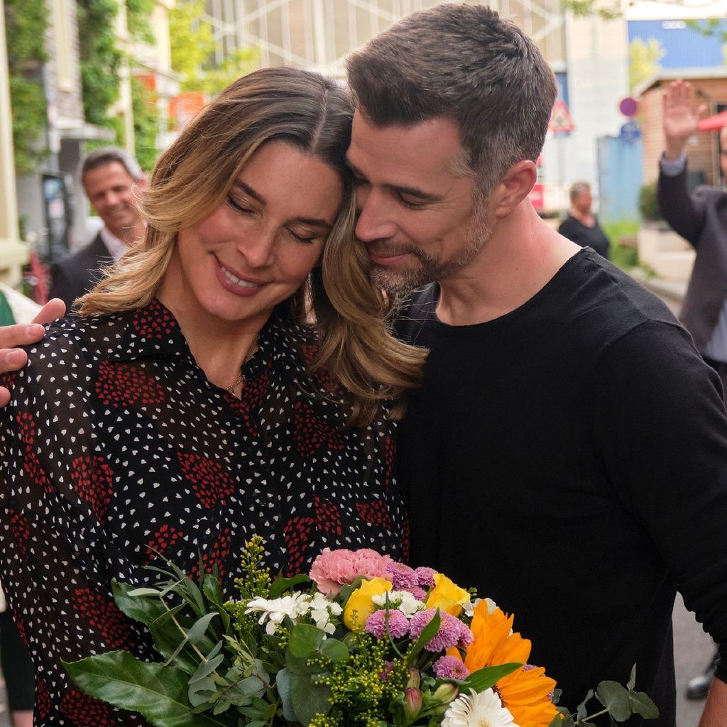 Eva (Claudelle Deckert) und Dominic (Jo Weil) am "Unter uns"-Set