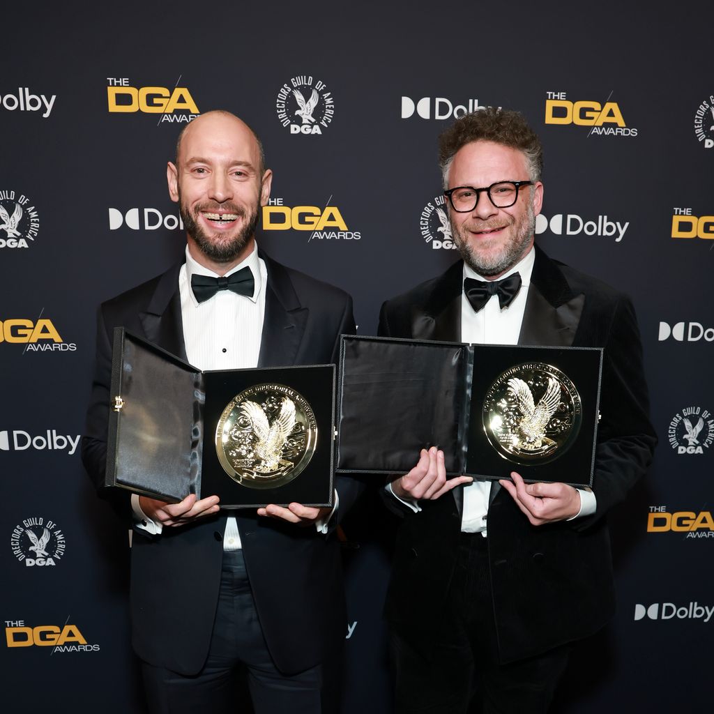 Evan Goldberg und Seth Rogen mit ihren DGA-Awards für "The Studio" in Beverly Hills