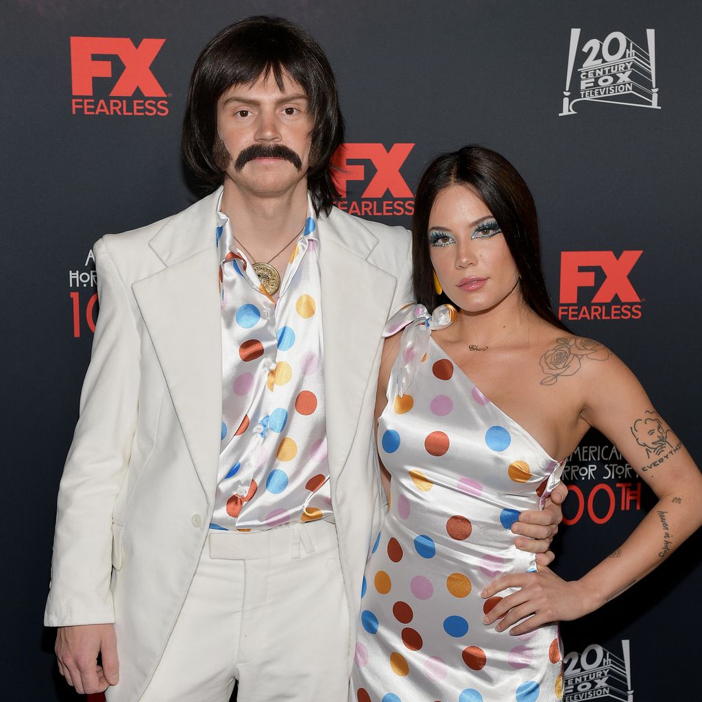 Evan Peters und Halsey bei einer Halloween-Party