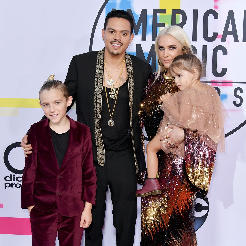 Evan Ross, Ashlee Simpson, Bronx Wentz und Jagger Ross bei den AMAs 2017