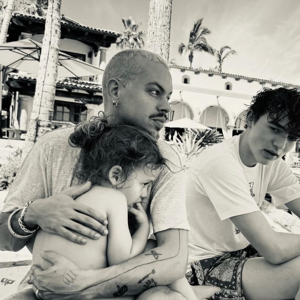 Evan Ross mit Sohn Ziggy Blu und Stiefsohn Bronx im April 2024