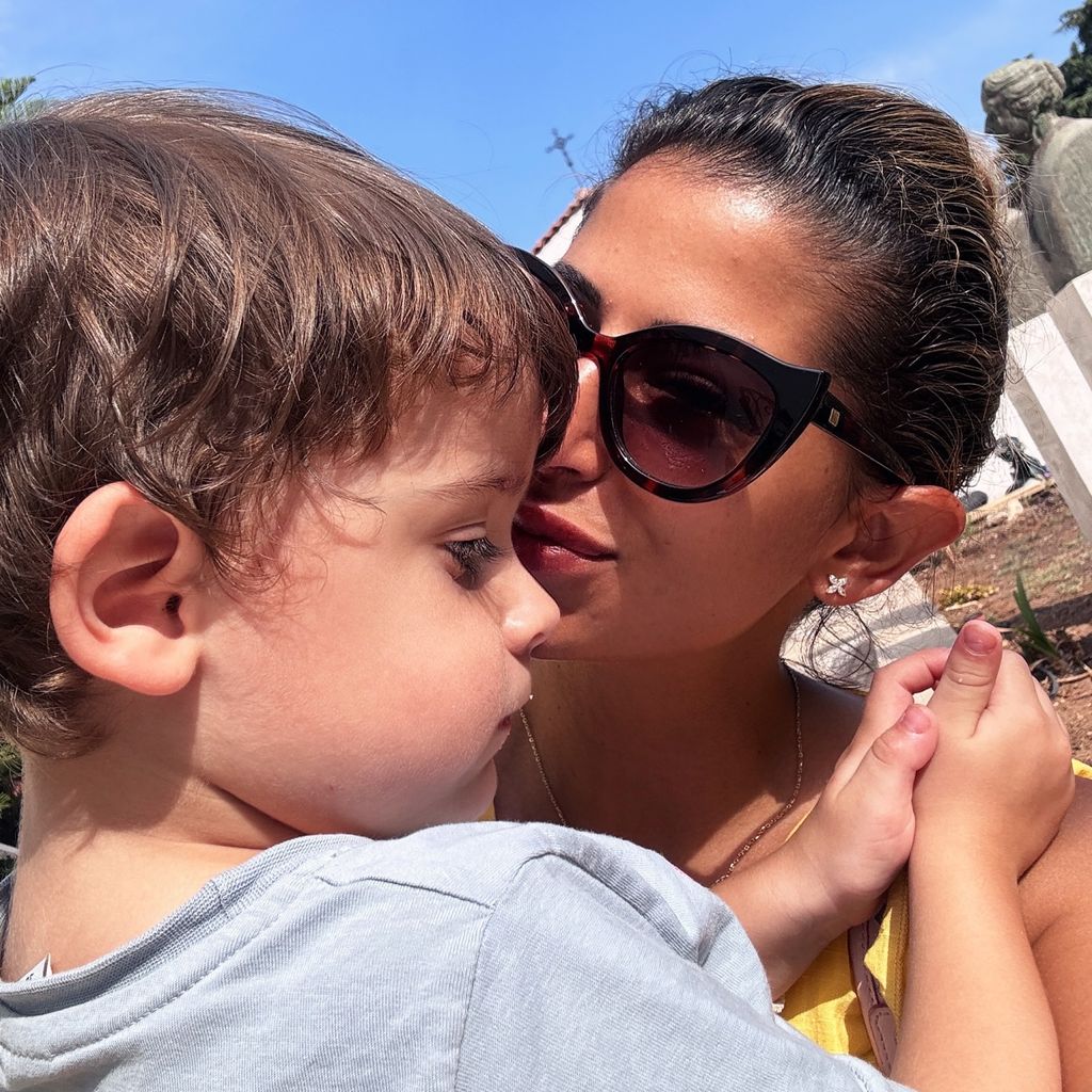 Realitystar Evanthia Benetatou mit ihrem Sohn George