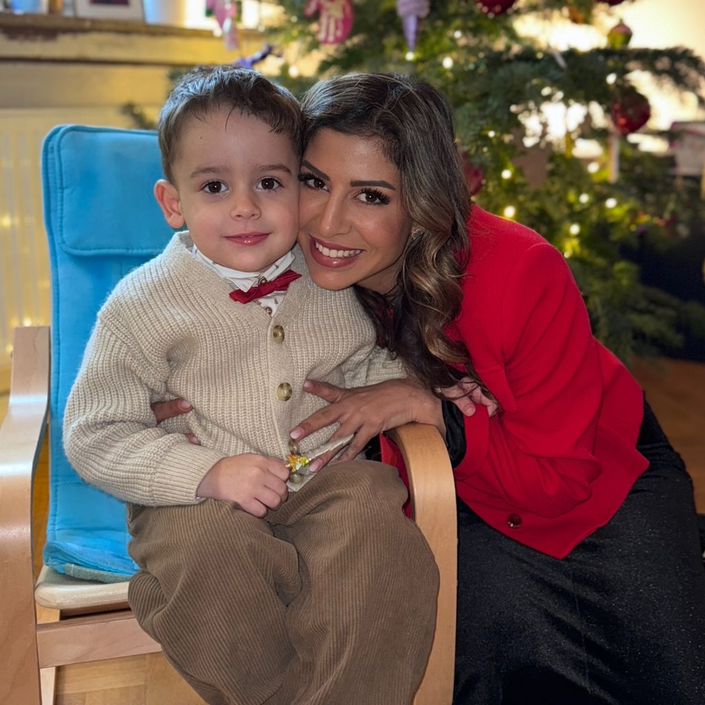 Evanthia Benetatou mit ihrem Sohn George, Dezember 2024