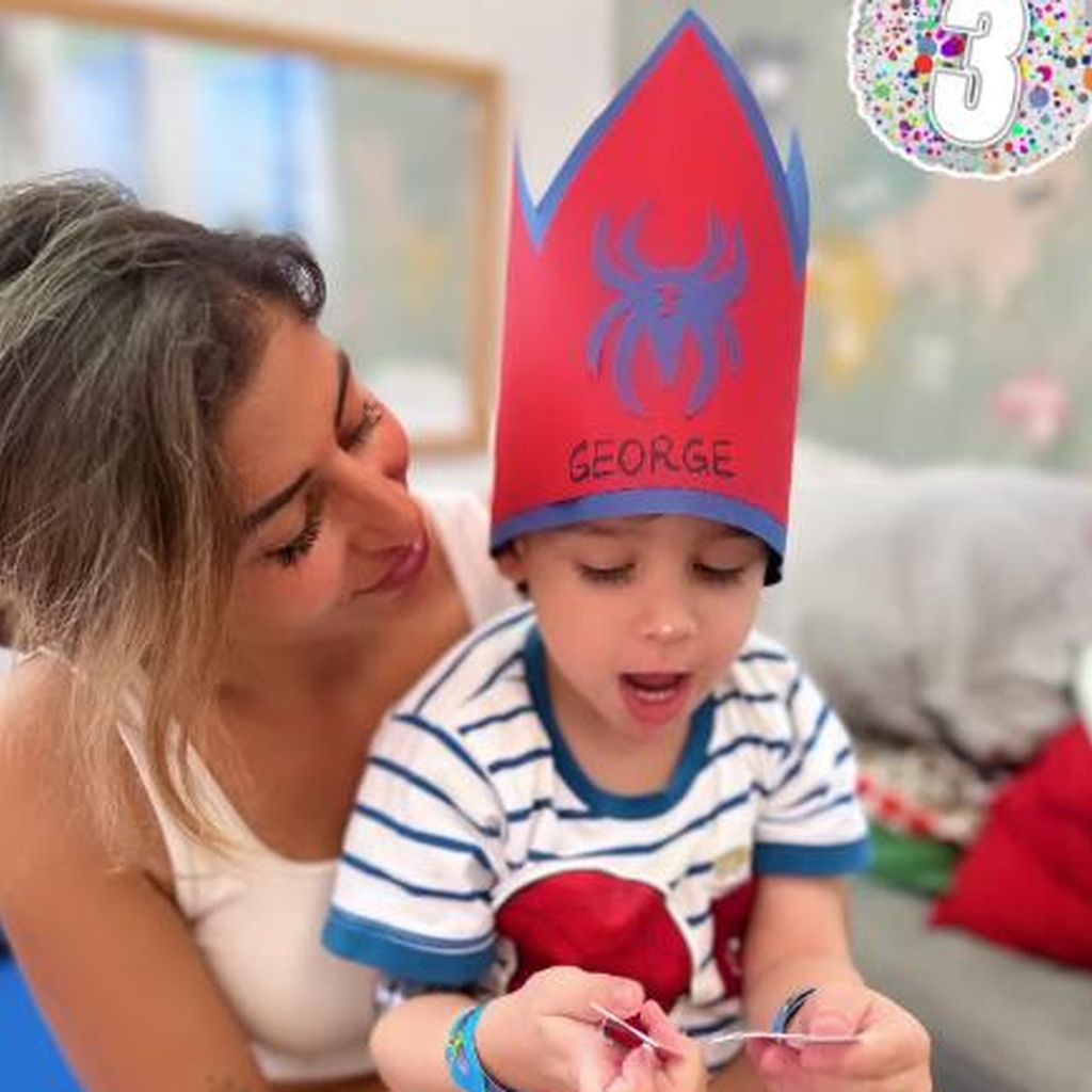 Evanthia Benetatou mit ihrem Sohn George