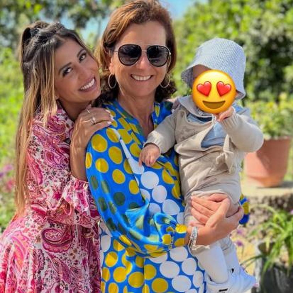 Evanthia Benetatou mit ihrem Sohn und Claudia Obert, TV-Bekanntheiten