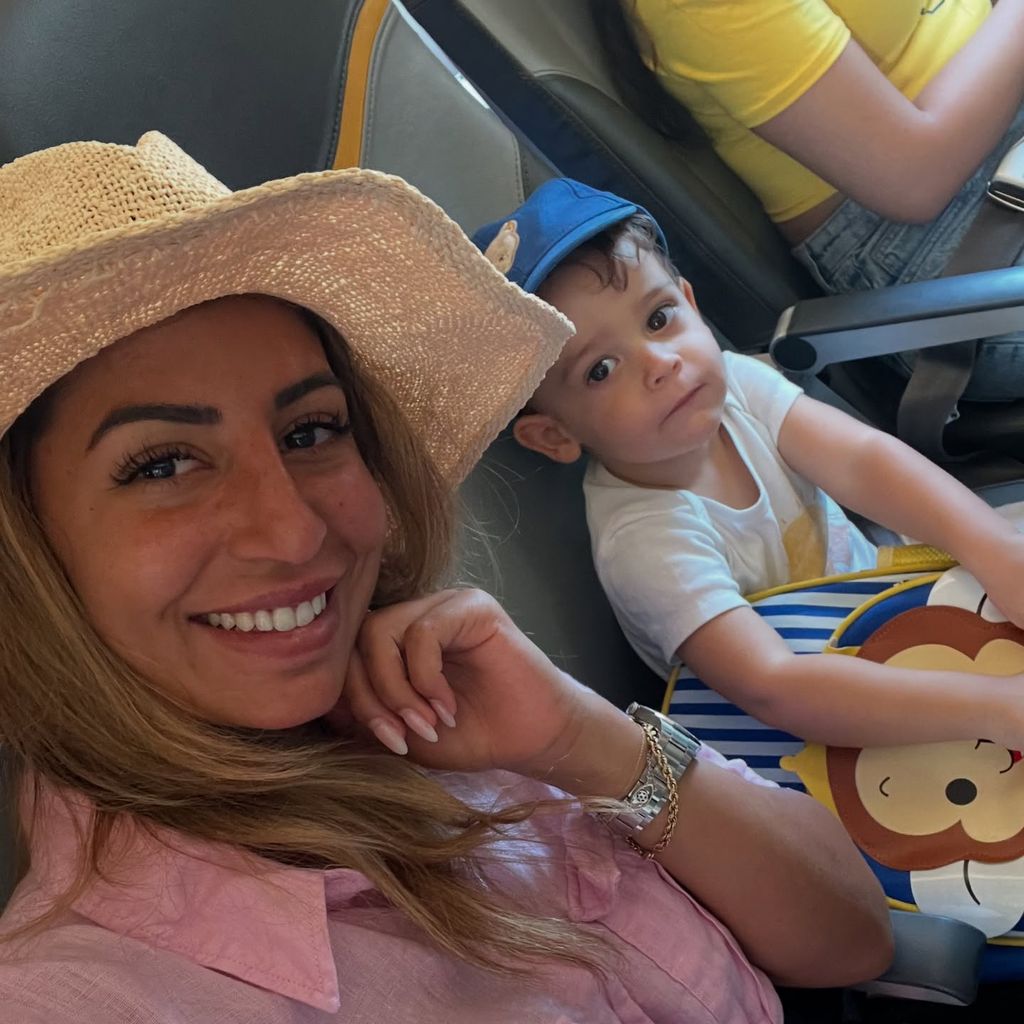 Evanthia Benetatou und ihr Sohn George im Juni 2025