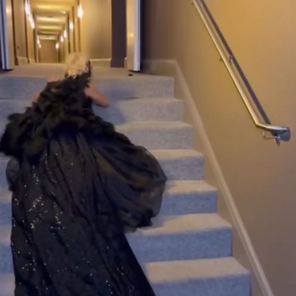 Evelyn Burdecki stolpert über ihr Kleid