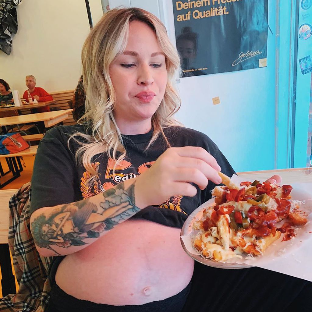 Evelyn Weigert mit einem Teller Essen, 2019