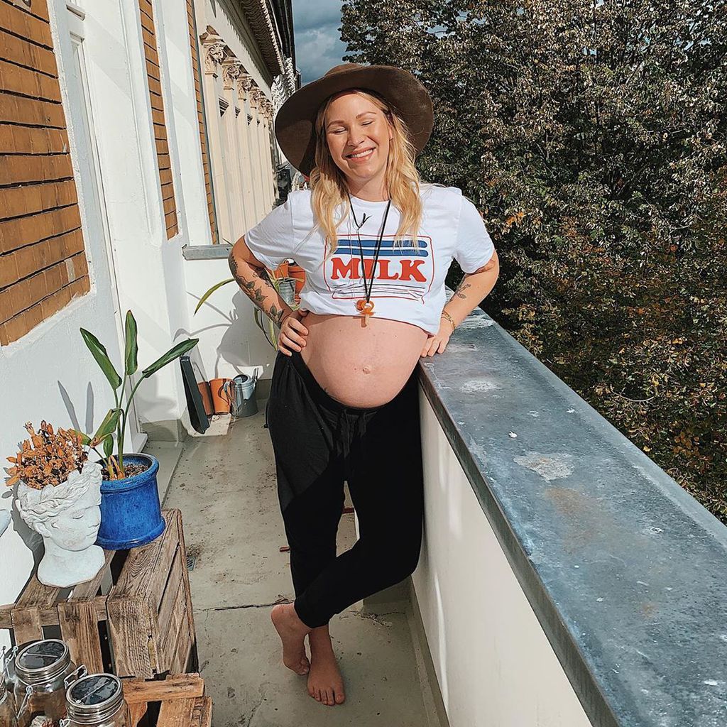 Evelyn Weigert auf einem Balkon, 2019