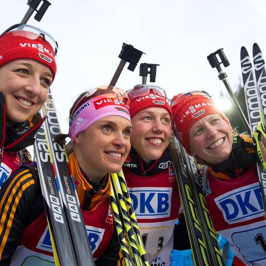 Evi Sachenbacher-Stehle (zweite v.l.) neben Laura Dahlmeier beim Biathlon