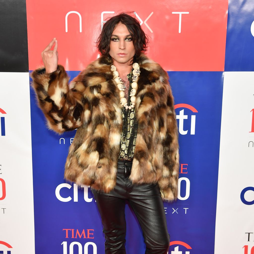 Ezra Miller präsentiert sich gewohnt schrill auf dem roten Teppich