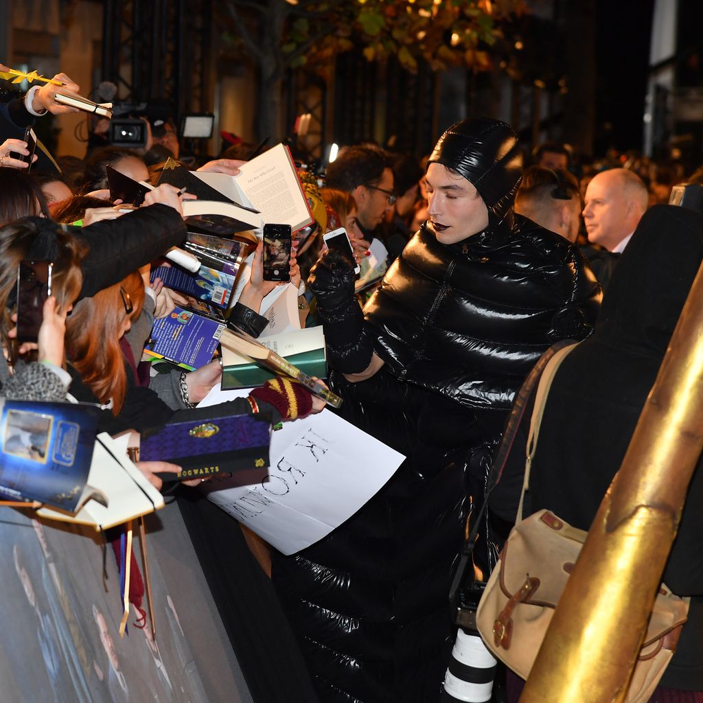 Fan-Service Ezra Miller gibt Autogramme und macht Selfies mit Fans